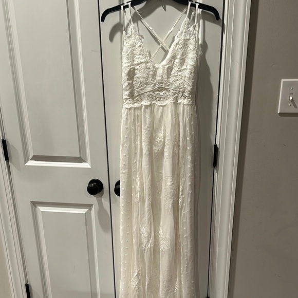 Elegant White Lace Maxi Dress - Picture 1 of 8